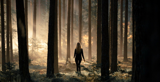 בחורה ביער